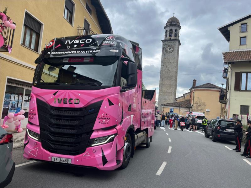 IVECO guida la strada del cambiamento al Giro d’Italia con l’IVECO S-Way LNG alimentato a  biometano e l’eDaily, protagonista del Giro E con GATE